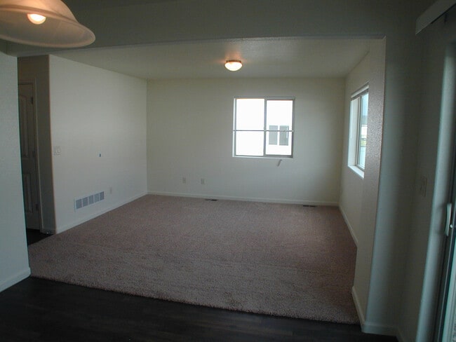 Building Photo - House For Lease