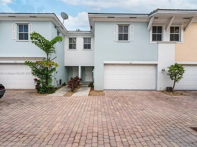 Building Photo - 414 NE 1st Ave