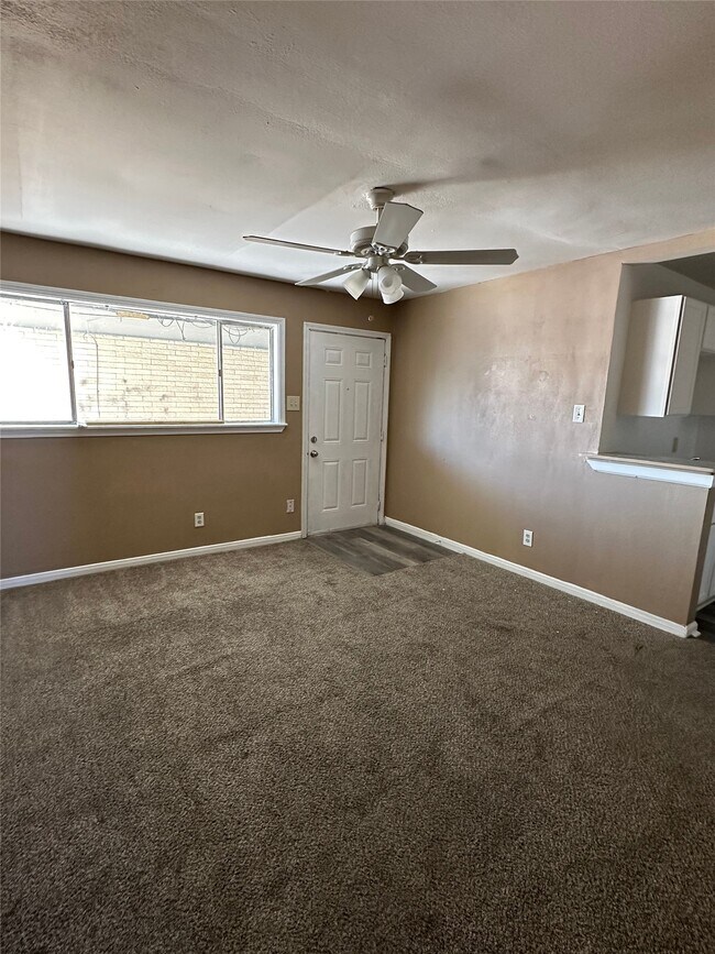 Building Photo - 516 Holiday Dr