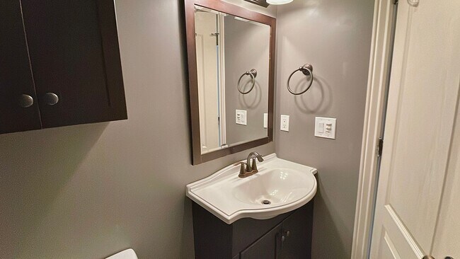 Building Photo - 6 Bedroom, 3.5 Bathroom Single Family Home in Layton Available June 1st!