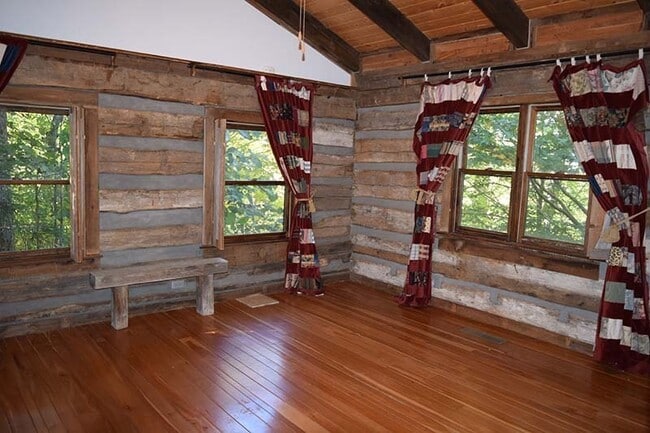 Building Photo - Sugar Mountain Cabin Home! Large, Finished Basement!