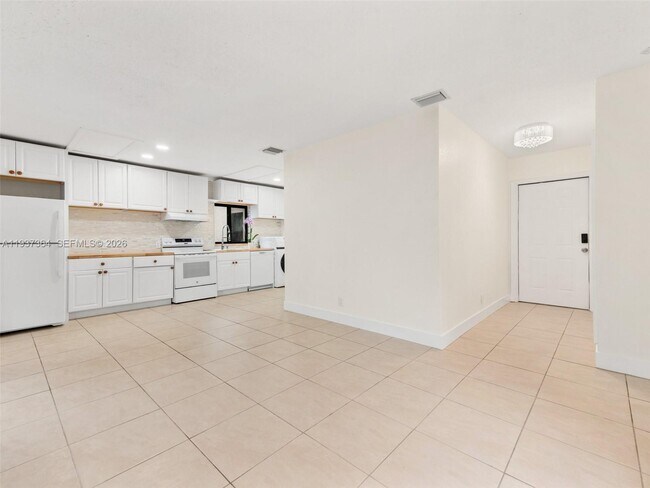 Building Photo - 700 SW 12th St