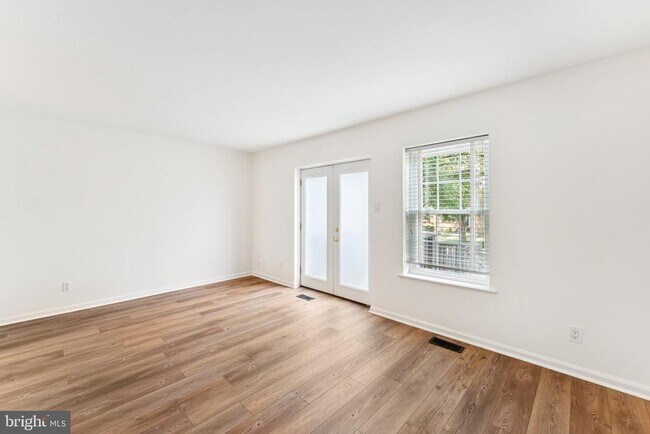 Building Photo - 512 S Henry St