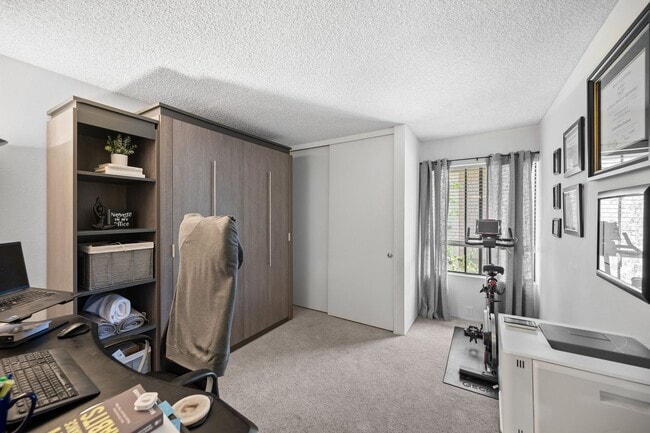 Building Photo - 3 bed 2 bath move-in ready unit.