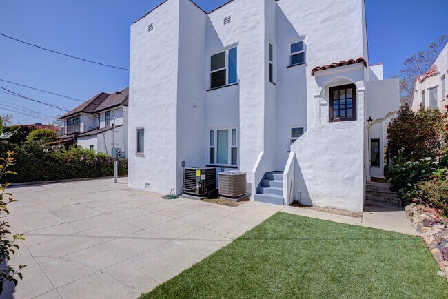 Building Photo - 176 S Orange Dr