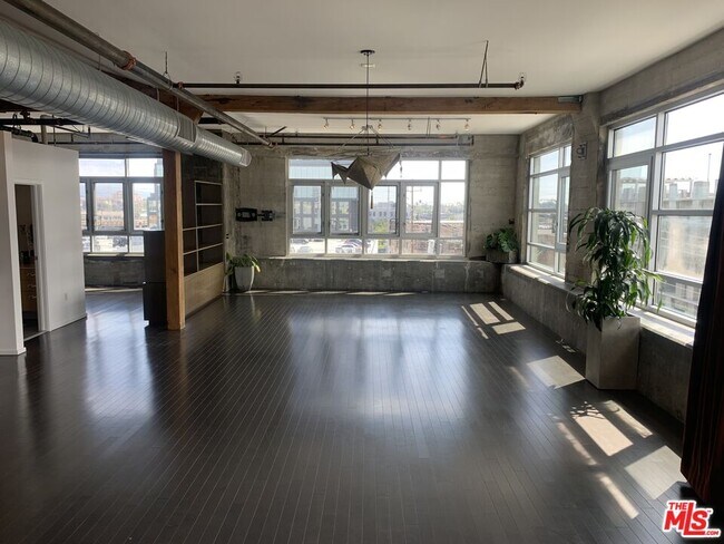 Building Photo - 530 S Hewitt St
