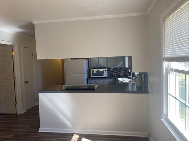 Building Photo - 3 bed 2 bath Brick Ranch