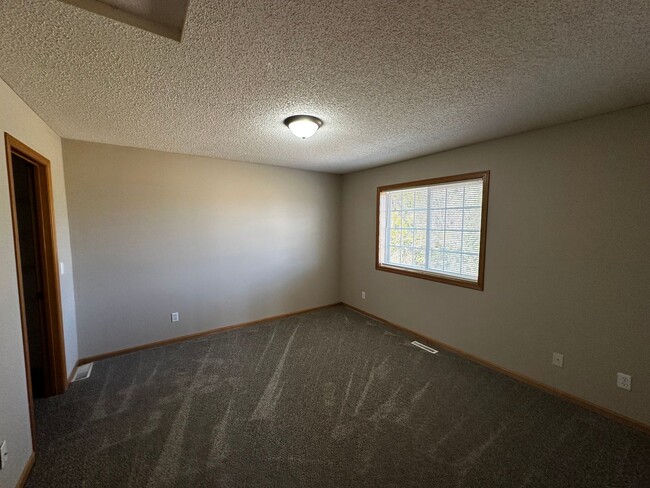 Building Photo - 2bed 2bath townhome