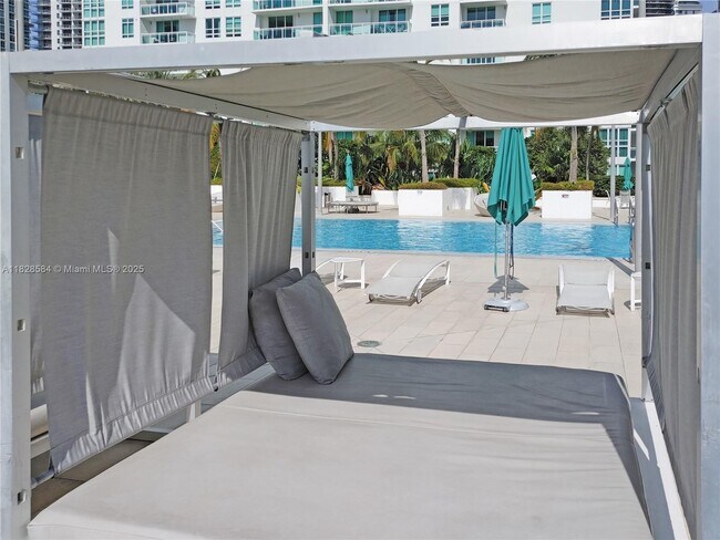 Building Photo - 950 Brickell Bay Dr