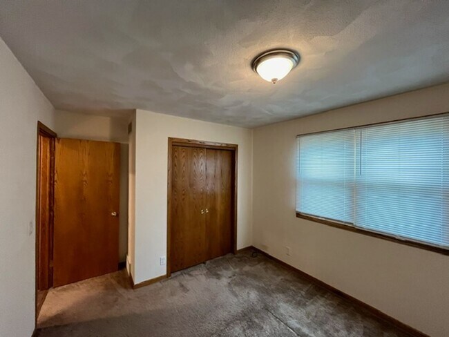 Building Photo - 305