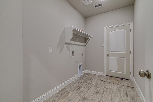 Building Photo - 327 Sweetspire Dr