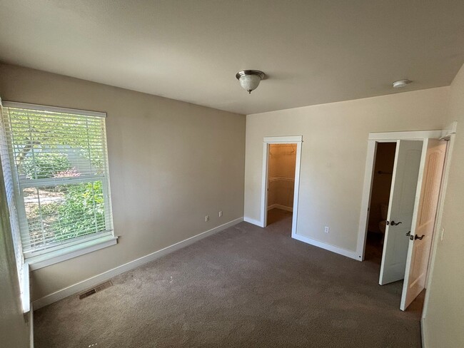 Building Photo - 1031 NE Watt Way