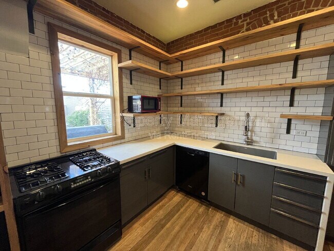 Building Photo - 220 Sherman St