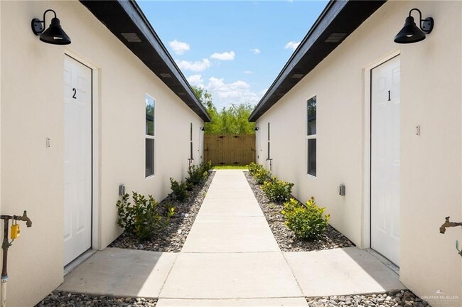 Building Photo - 4605 Larkspur Ave