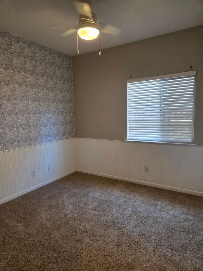 Building Photo - Broadstone - 3bdrm, 2 bath - Close to Shopping, Park & Schools!