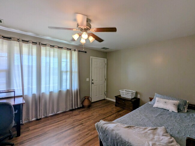 Building Photo - 804 Mixon Dr