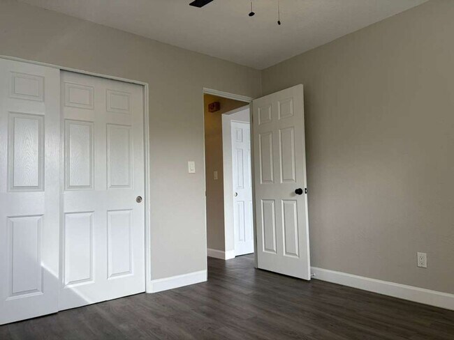 Building Photo - P233 - Lynd #9