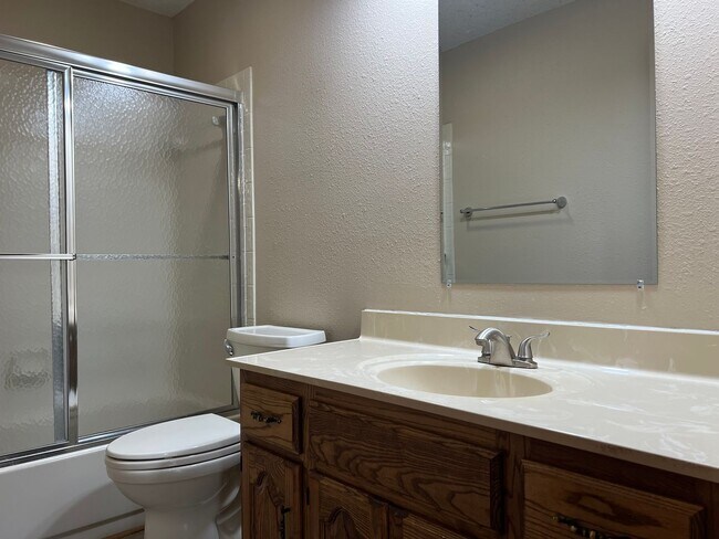 Building Photo - 3 Bed / 2 Bath in south Central Springfield