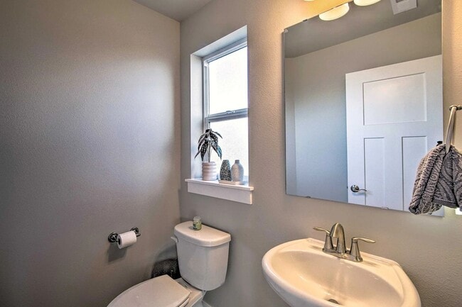 Building Photo - 3 Bedroom 2.5 Bathroom House In Cle Elum With Great Amenities and Sweeping Views