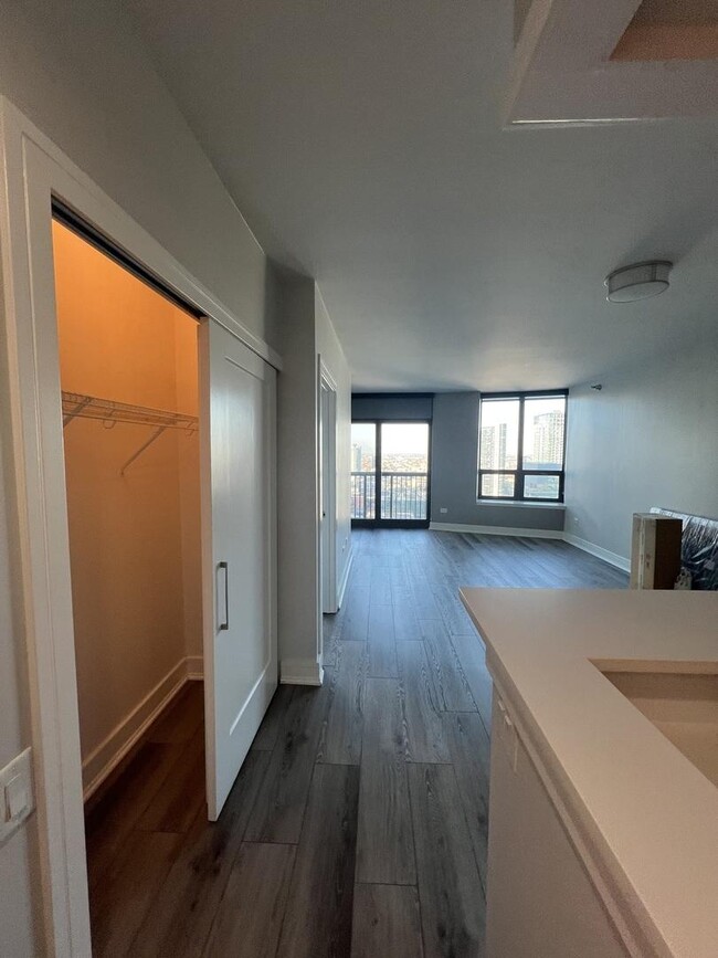 Building Photo - 1 bedroom in Chicago IL 60654