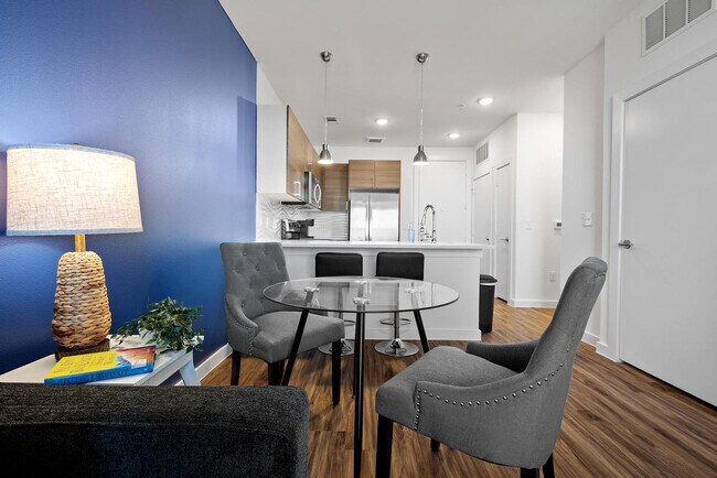 Building Photo - 2425 E Riverside Dr