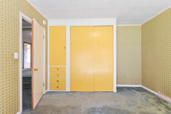 Building Photo - Quaint, inviting 4-bdrm/2-bath home in Cloverdale. Serene living, huge yard, covered patio