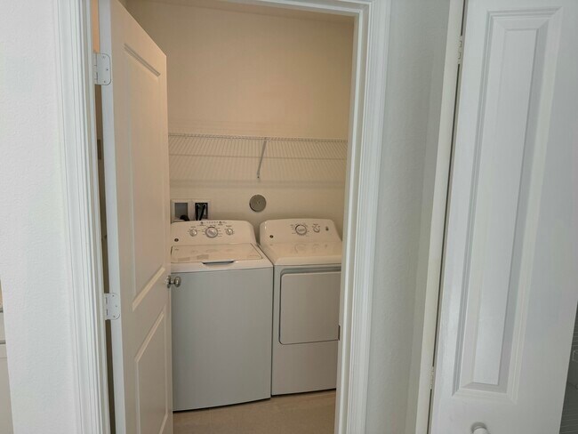 Building Photo - 664 Carlyle Wy