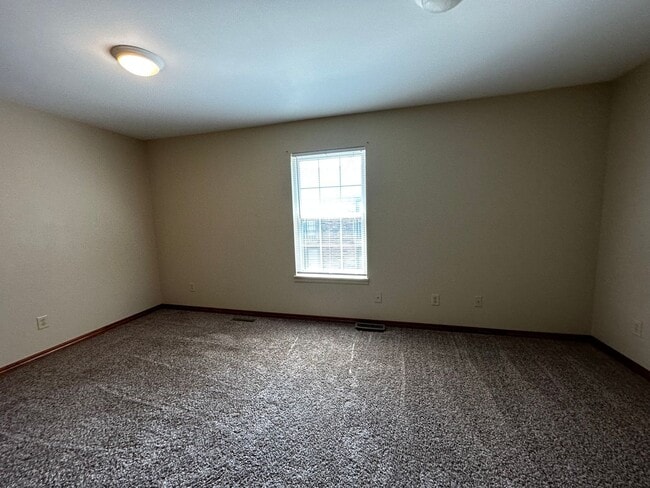 Building Photo - 2 bedroom 1.5 bath Townhome in a great loc...