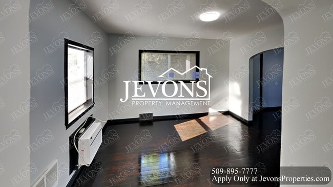 Building Photo - Embrace the cozy charms of this single-family home in Yakima's heart