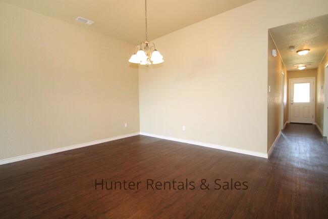 Building Photo - Spacious Two-Bedroom!