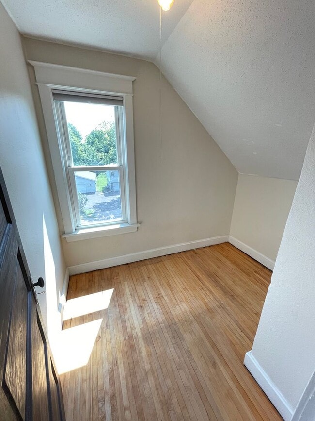 Building Photo - AVAILABLE JULY- 3 Bedroom, 1.5 Bath Home!