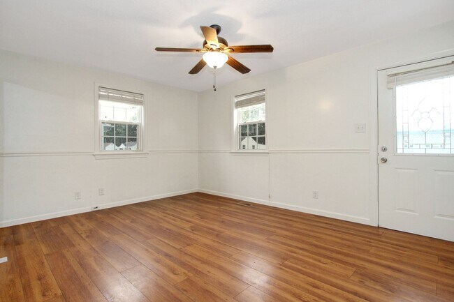 Building Photo - Well-Maintained Home with Spacious Yard and Screened Porch