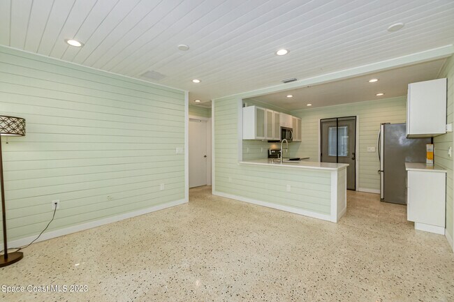 Building Photo - 2040 Palm Ave
