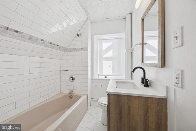 Building Photo - 222 Henderson Ave