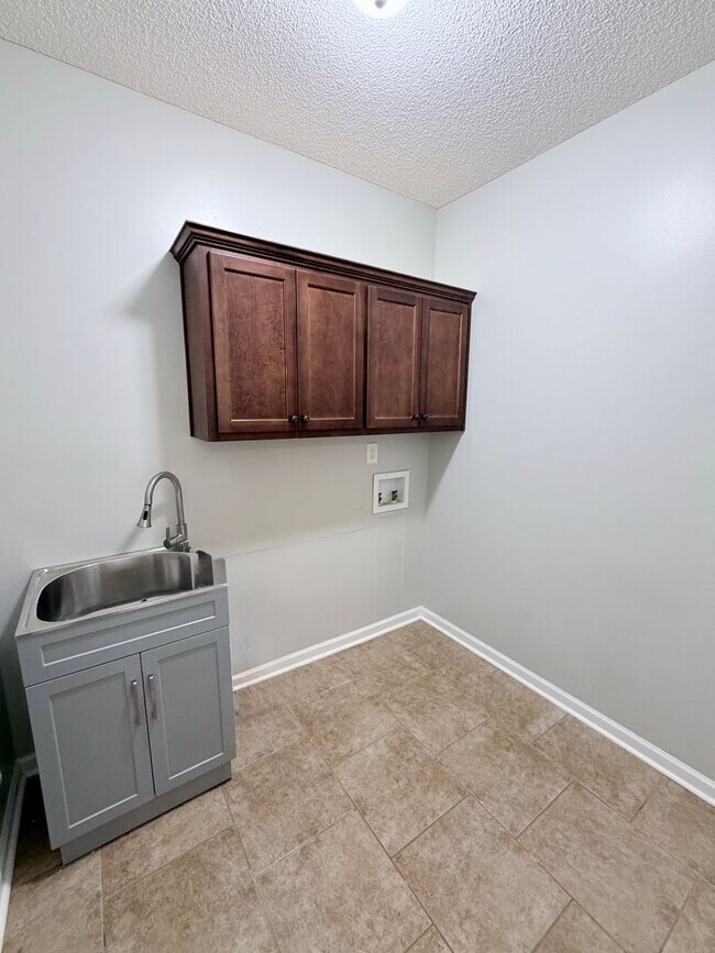 Building Photo - 705 Post Oak Way