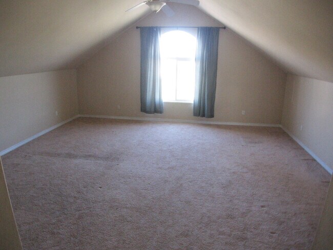 Building Photo - 627 Kings Glen Loop