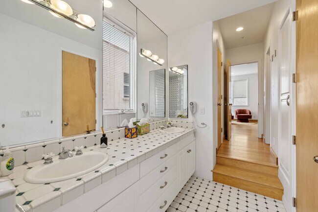 Building Photo - 121 Marine Pl