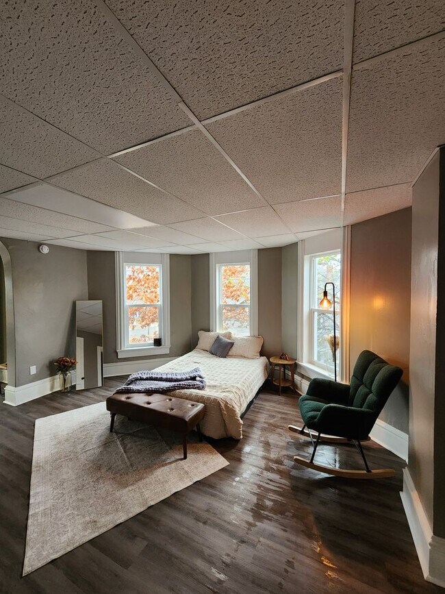 Building Photo - Large one bedroom one bath upstairs apartment