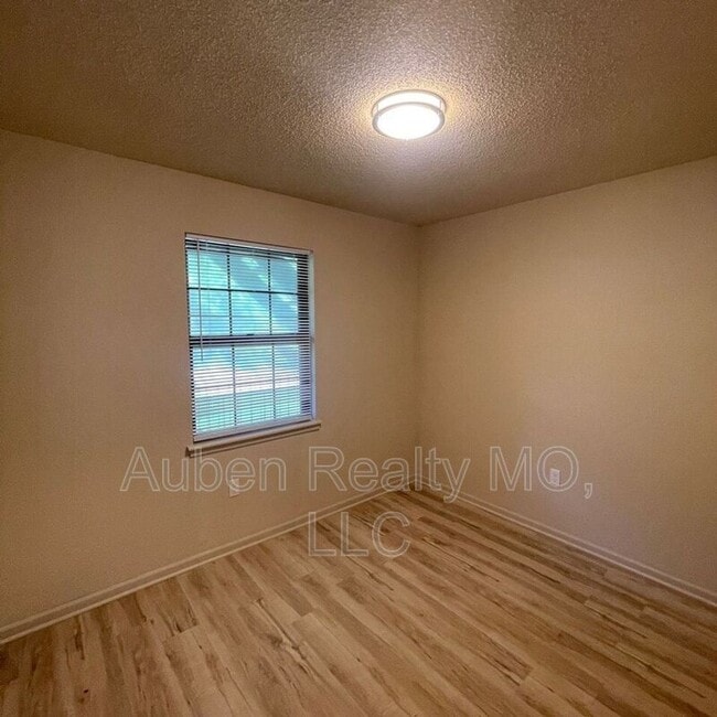 Building Photo - 3306 NW Mill Dr