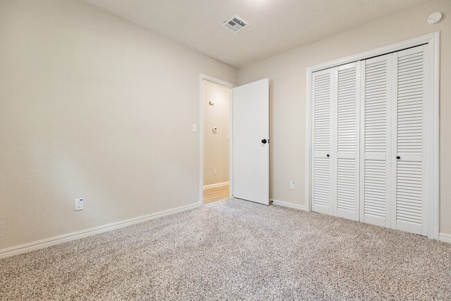 Building Photo - 3325 Del Rancho Rd