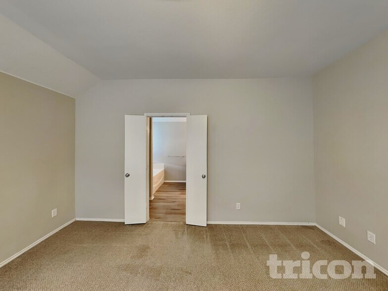 Building Photo - 1609 Hillside Dr