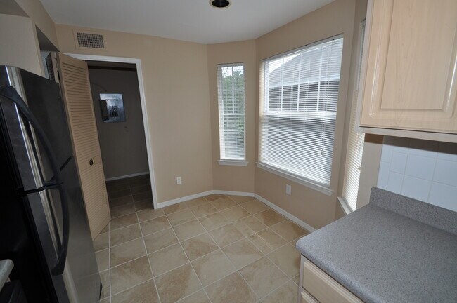 Building Photo - Residences at Sabal Point: 3 bed/2 bath - 3rd floor unit