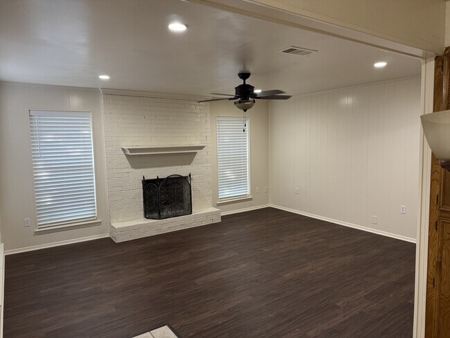 Building Photo - 905 Bluebird Dr