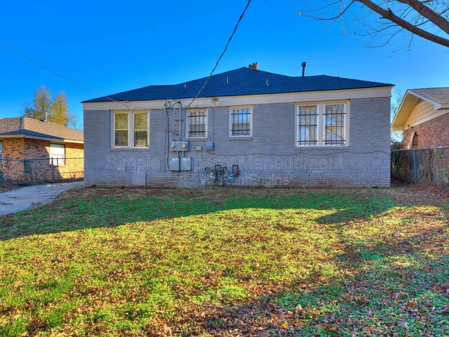 Building Photo - 1515 NE 13th St