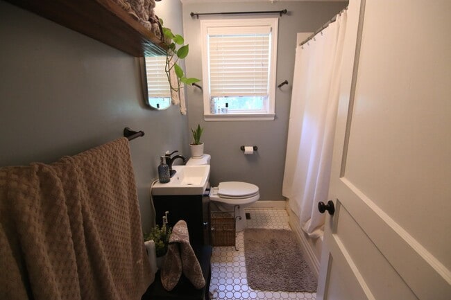 Building Photo - Awesome Cottage in the Heart of Inglewood/...