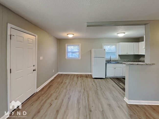 Building Photo - 303 Alda Dr
