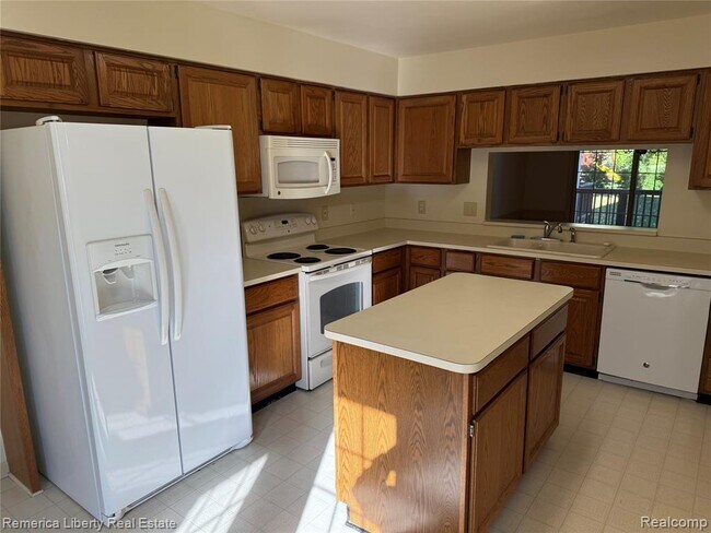 Building Photo - 39484 Village Run Dr