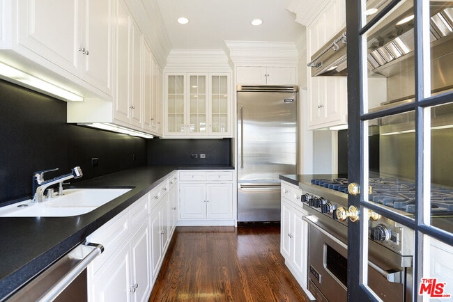 Building Photo - 155 S Rodeo Dr