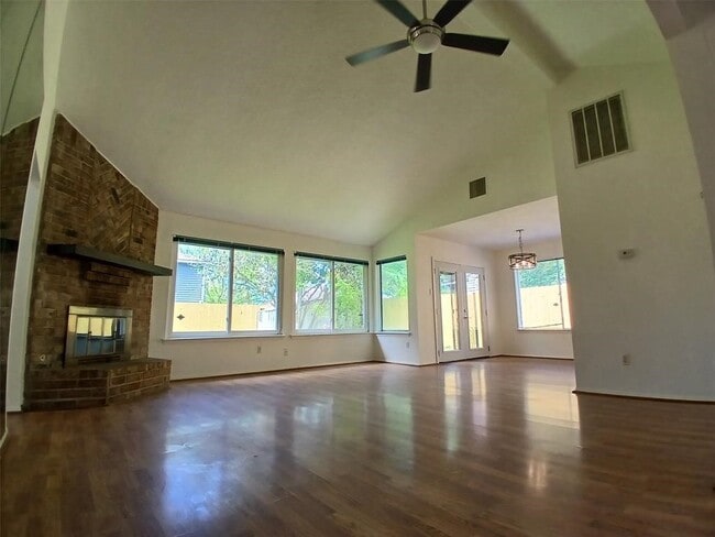 Building Photo - 1126 E Brompton Dr