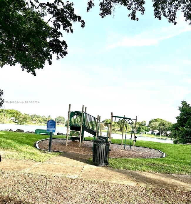 Building Photo - 7439 Twin Sabal Dr